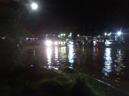 CHUVAS FORTES,E OMISSÃO DAS AUTORIDADES POLITICAS TRANSFORMAM A RUA BAHIA EM RIO DE LAMA