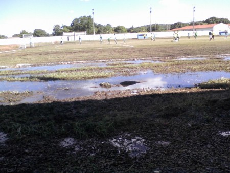 GRAMADO DO ESTADIO MUNICIPAL ESTÁ EM PRECÁRIA CONDIÇÃO